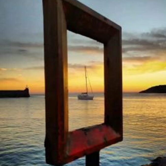 Vue paisible sur une étendue d’eau calme, symbole de sérénité et de préparation en douceur des obsèques à Palavas-les-Flots