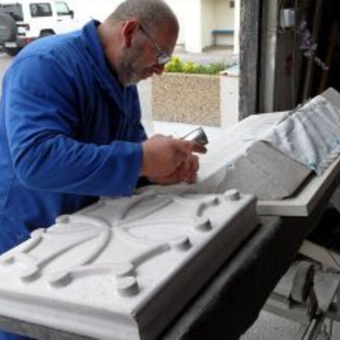 Vue de l’accueil ou d’un bureau des Pompes Funèbres Languedociennes à Palavas-les-Flots .